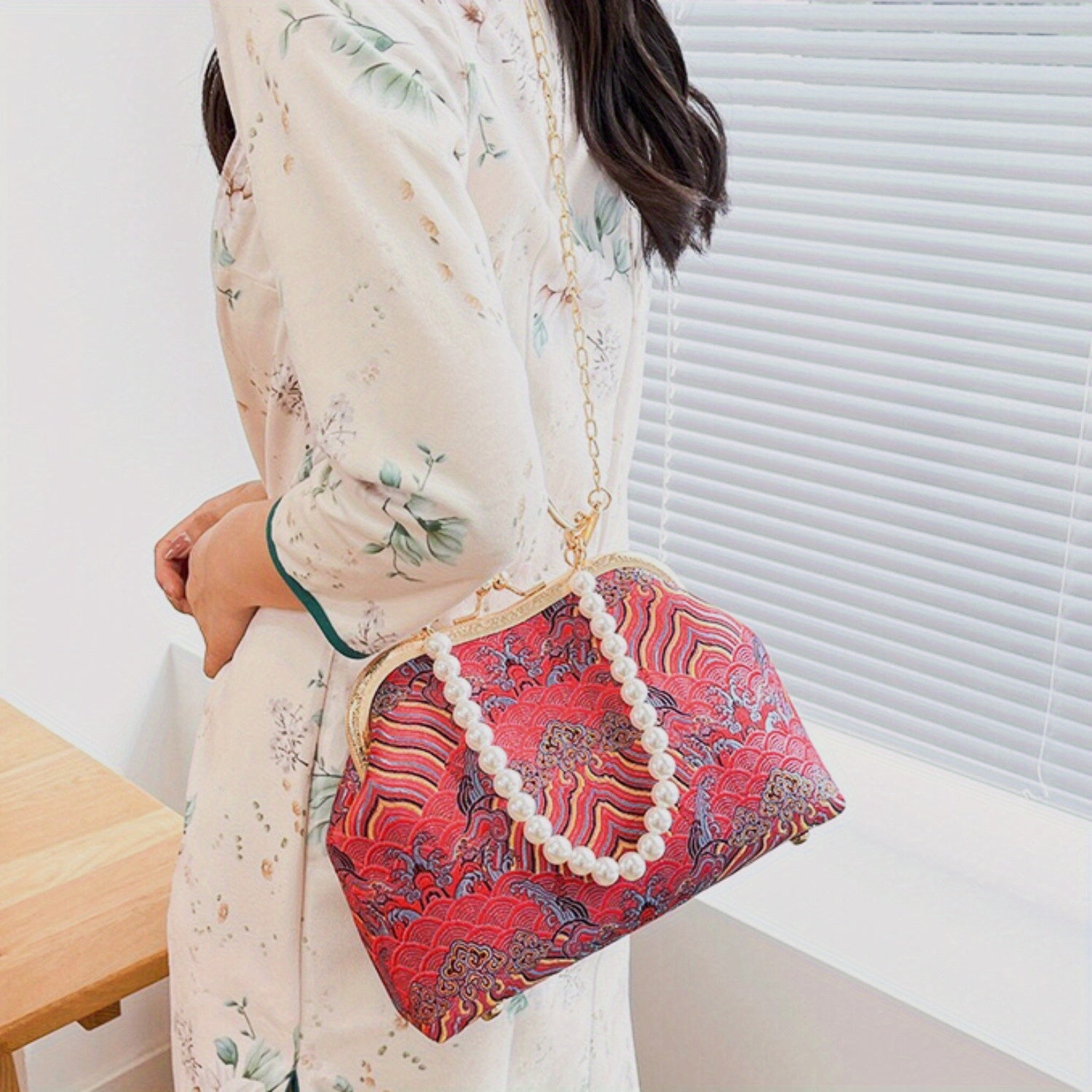 Vintage lace crossbody bag Large capacity tote Cheongsam Dinner Bag Pearl shoulder bag suitable for daily evening parties family gatherings