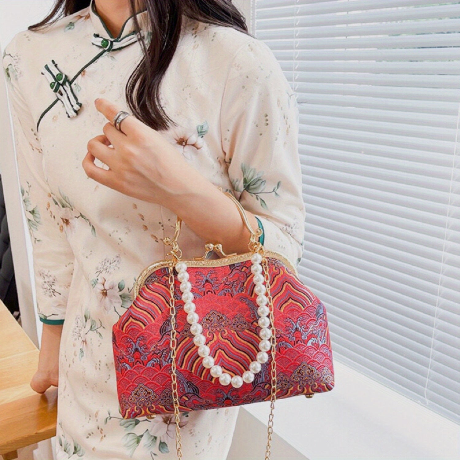 Vintage lace crossbody bag Large capacity tote Cheongsam Dinner Bag Pearl shoulder bag suitable for daily evening parties family gatherings