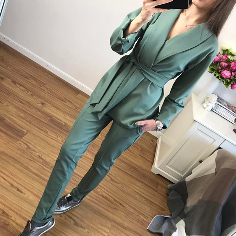 A suit of women fashion suits-Aria Doejay